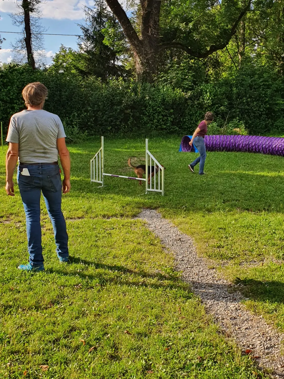 Domino Dogs School, Hundetrainer und Hund im Trainingsgelände